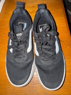 Vans Black and White Knit Low-Top Sneakers M5.5 W7 Like New!